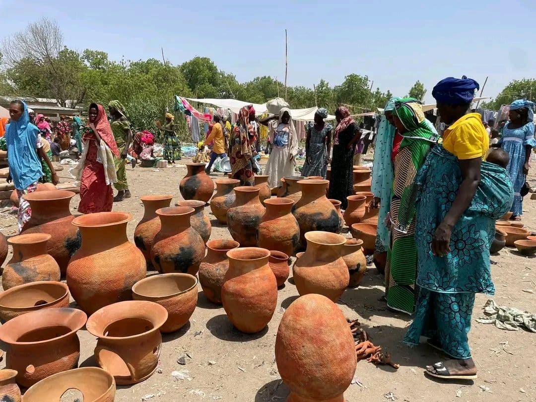 Marché de poteries traditionnelles.