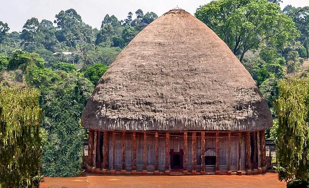 Case traditionnelle, chefferie camerounaise.