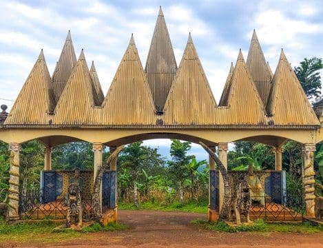 Entrée d'une chefferie traditionnelle camerounaise.