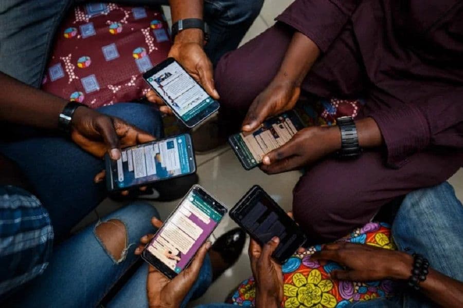 Utilisateurs de téléphonie mobile.